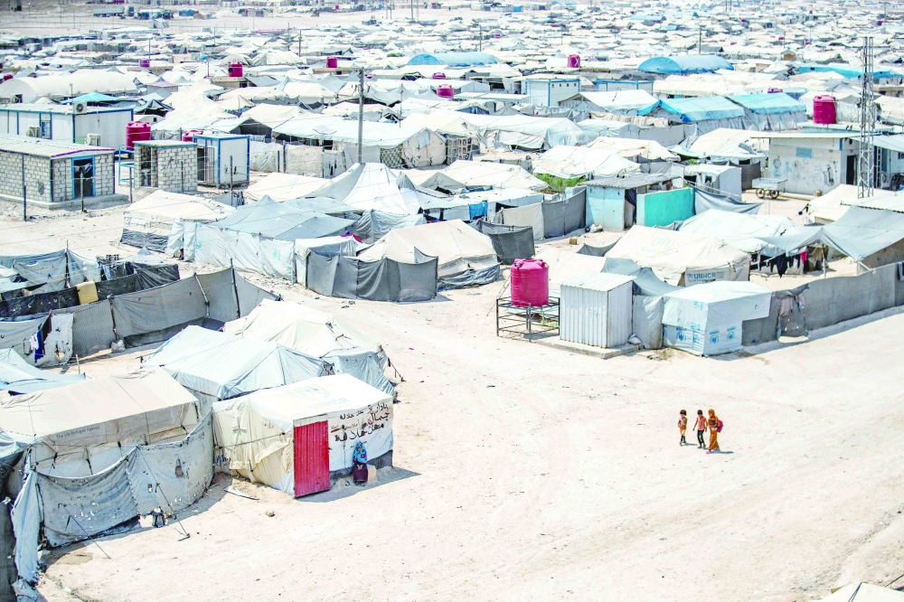 مخيم الهول الذي يديره الأكراد ، ويحتجز أقارب مقاتلين يشتبه في أنهم من تنظيم داعش، في محافظة الحسكة شمال شرق سوريا وسط مخاوف من تفريخ جيل من المتطرفين.أ.ف.ب