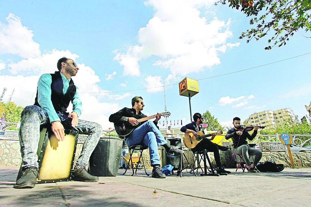 صورة تجسد موسيقى الشارع في طهران