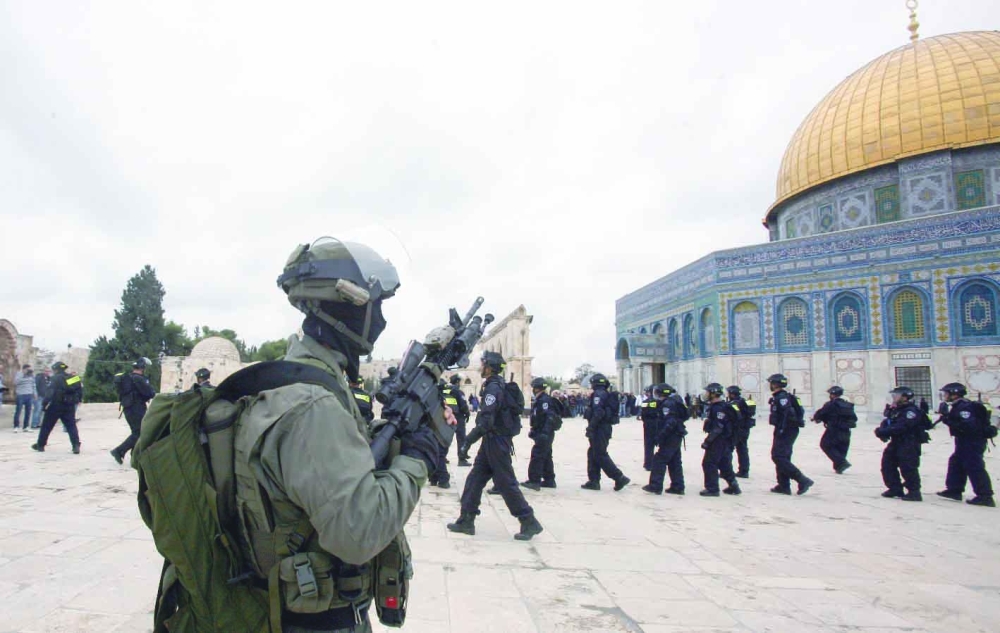 من اقتحامات قوات الاحتلال الاسرائيلية لباحات المسجد الاقصى، ارشيفية.    