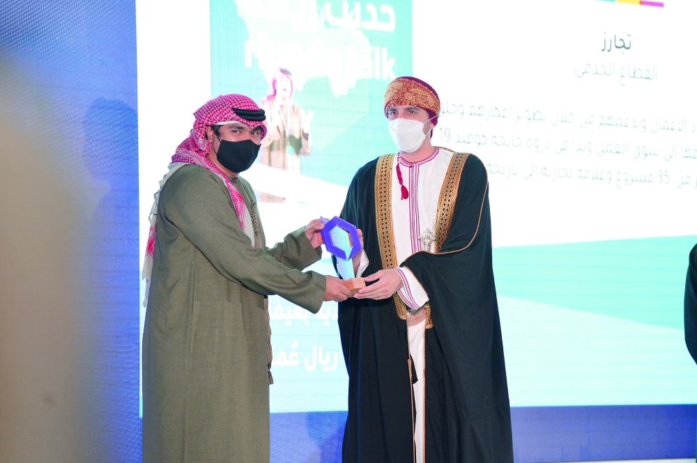 تكريم أحد الفائزين في مسابقة حديث ريادة