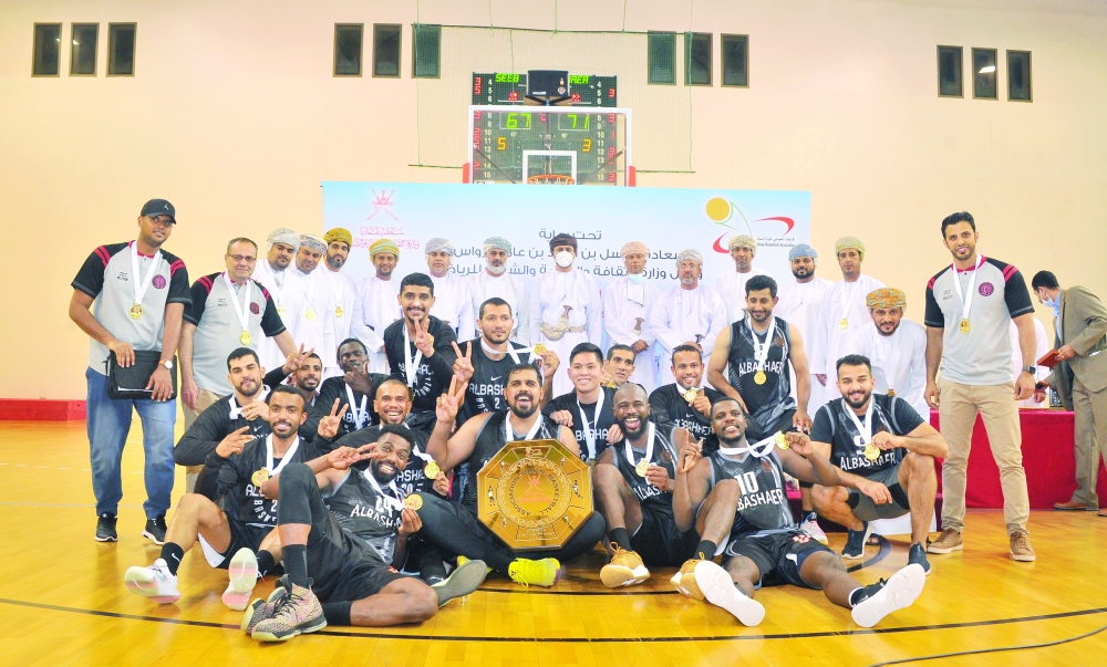 تتويج نادي البشائر بلقب درع الوزارة    تصوير - حسين المقبالي