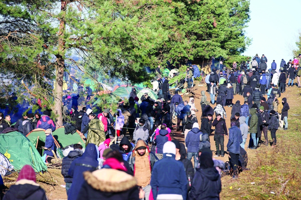  المهاجرون يتجمعون أمس على الحدود البيلاروسية البولندية في محاولة لعبورها في منطقة غرودنو .رويترز