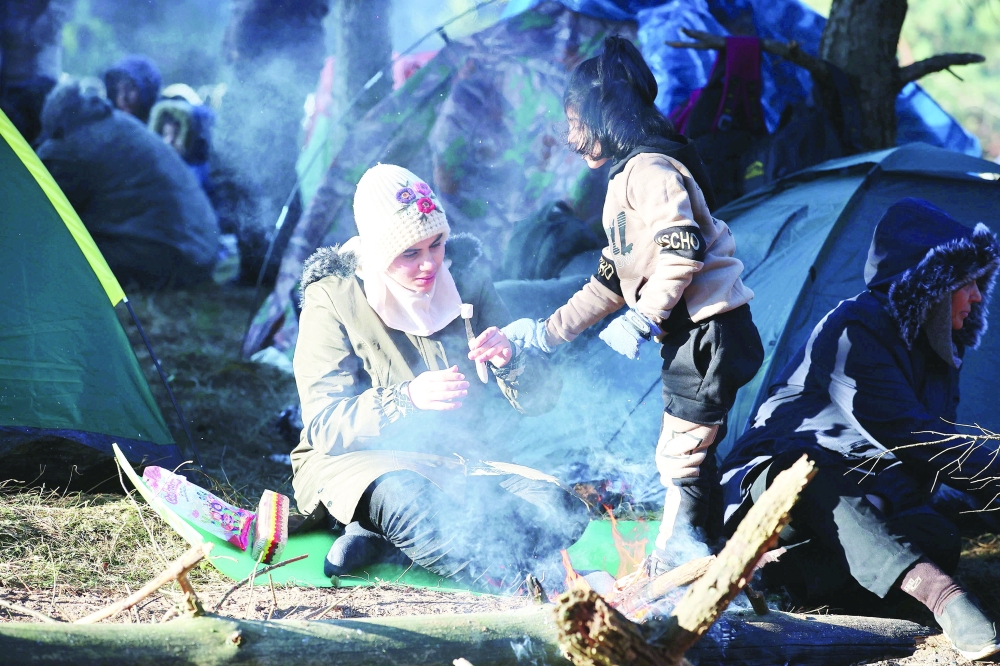 المهاجرون يواجهون ظروفا صعبة  بالقرب من حريق على الحدود البيلاروسية البولندية في منطقة غرودنو .رويترز