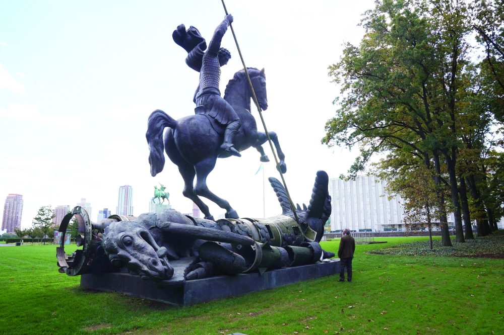 تمثال "الخير يهزم الشر" من الأعمال الفنية في الأمم المتحدة.أ.ف.ب  