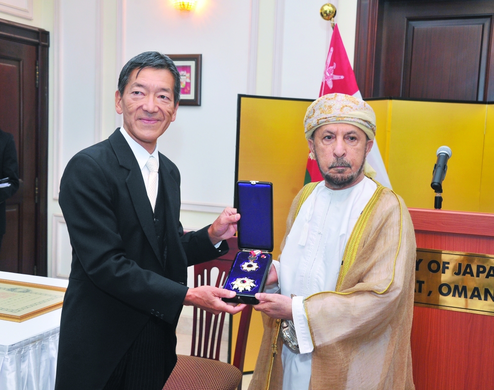 أثناء تسلمه الوسام