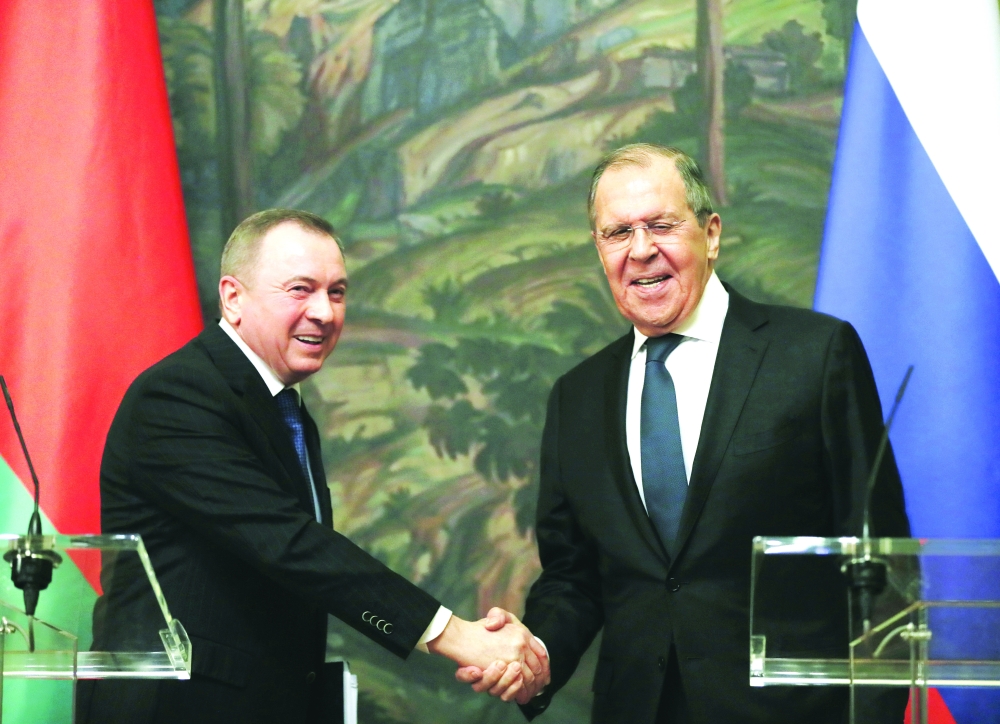 وزير الخارجية الروسي سيرجي لافروف ووزير الخارجية البيلاروسي فلاديمير ماكي يحضران مؤتمرا صحفيا في موسكو أمس.رويترز