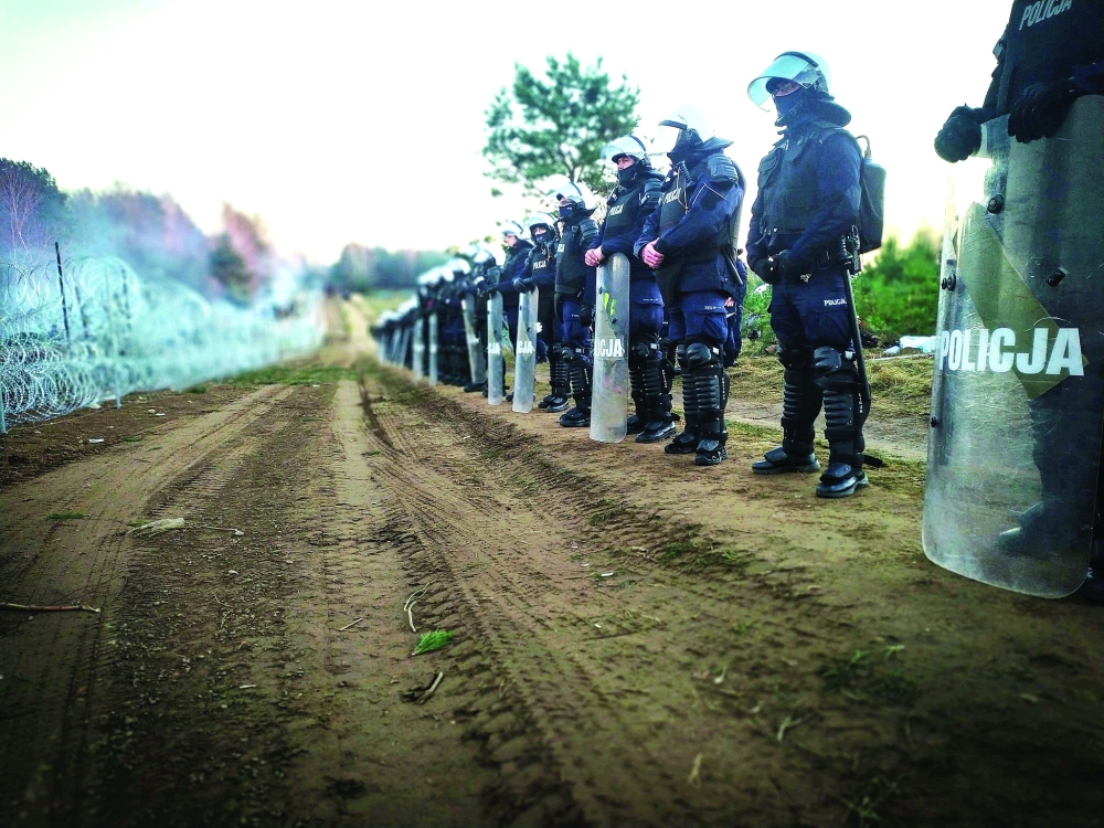 سياج حدودي لحرس الشرطة البولندي على حدود بولندا / بيلاروسيا بالقرب من كوزنيكا ، بولندا.رويترز