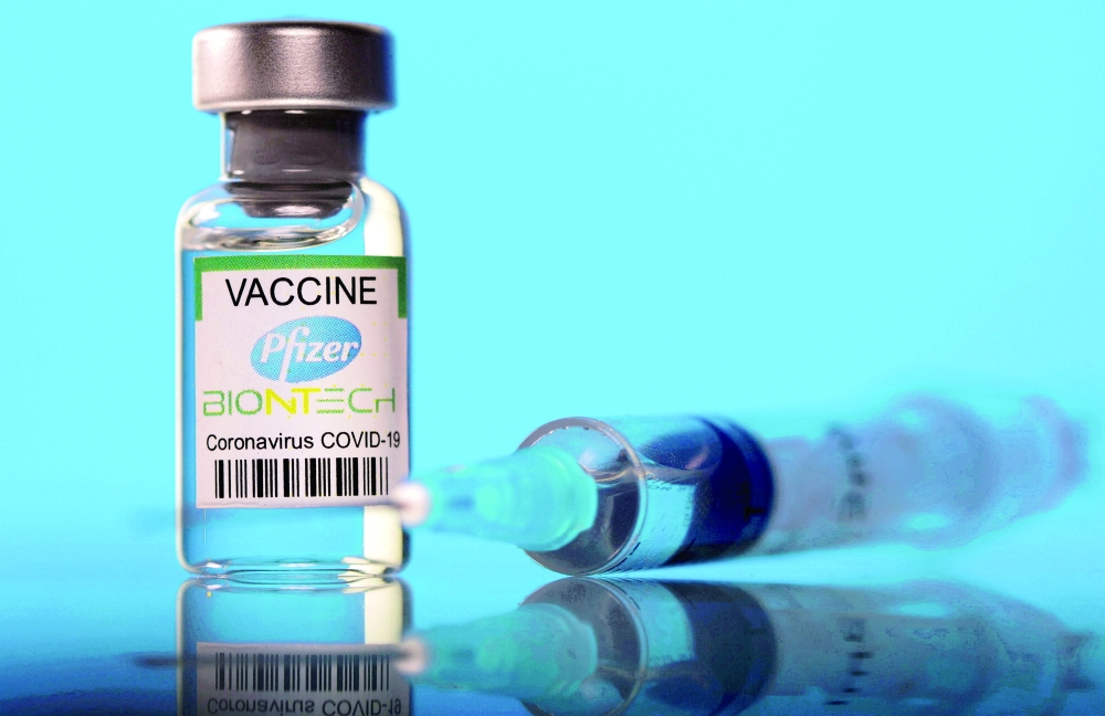 قارورة تحمل شعار شركة فايزر. رويترز