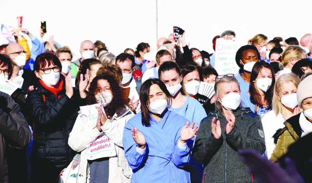 عاملون صحيون يتطاهرون في فيينا، لمطالبة الحكومة بإجراء إصلاحات في قطاع الصحة في النمسا.  رويترز