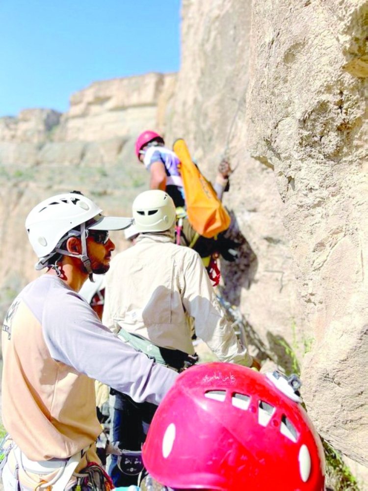 مجموعة من محبي سياحة المغامرات بجبل شمس
