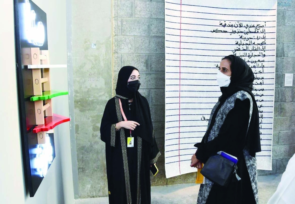 المياسة آل ثاني تستمع لشرح أحد الأعمال المعروضة