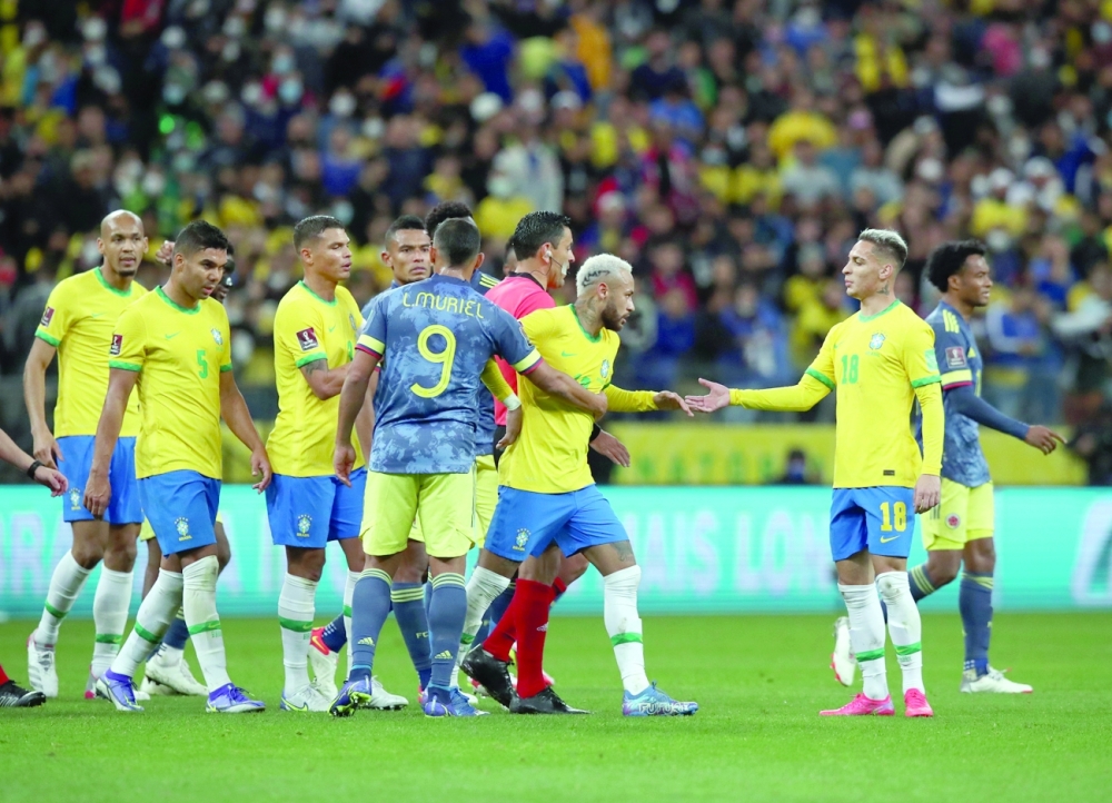 لاعبو السامبا يتبادلون التهاني 