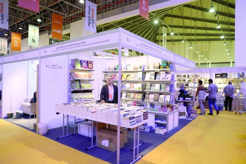 الناشر سمير منصور في جناحه بالمعرض