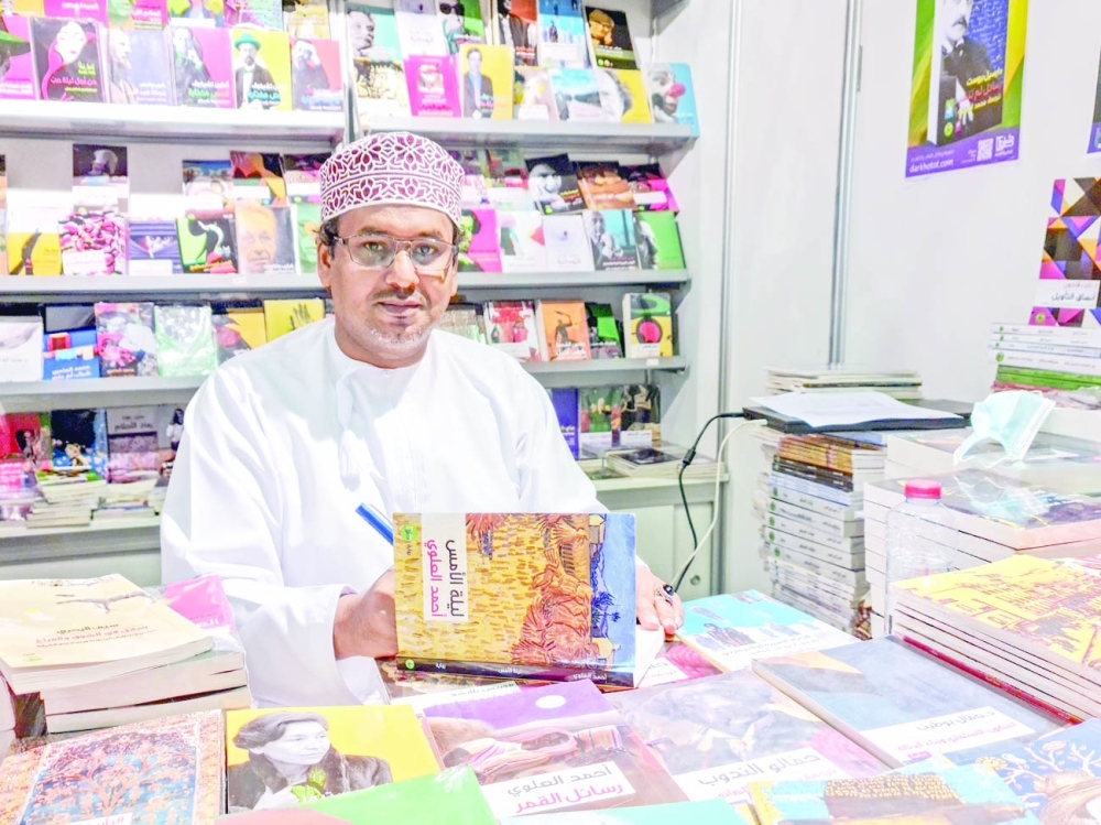 أحمد العلوي يوقع إصداره