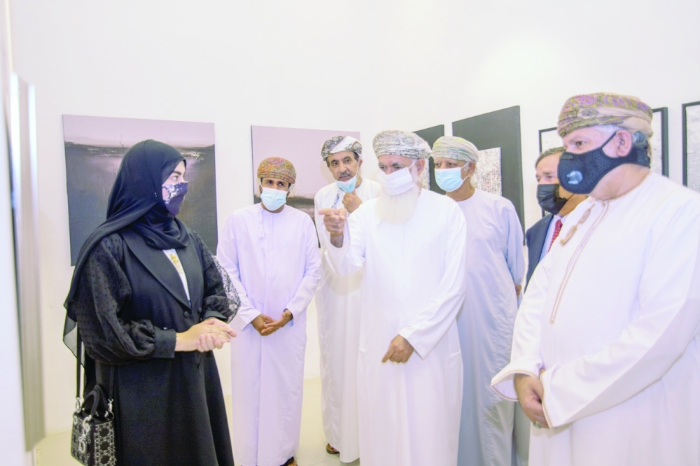 .. ومشاركة في معرض أبعاد تشكيلية بالنادي الثقافي