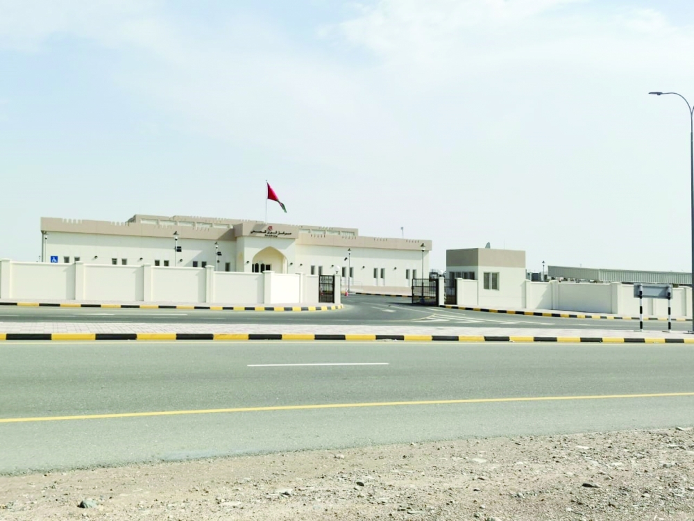 من الأعمال الإنشائية في المدينة السكنية الجديدة في لوى