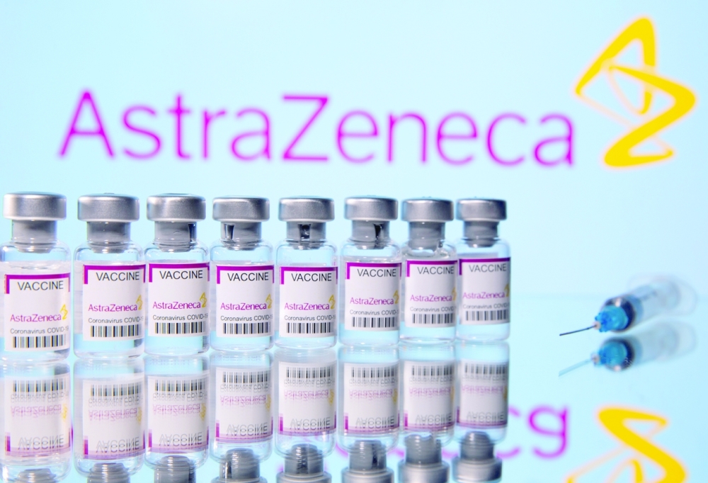 صينيون يصطفون للكشف عن فيروس كورونا الجديد خارج مستشفى في بكين أمس.  (رويترز)