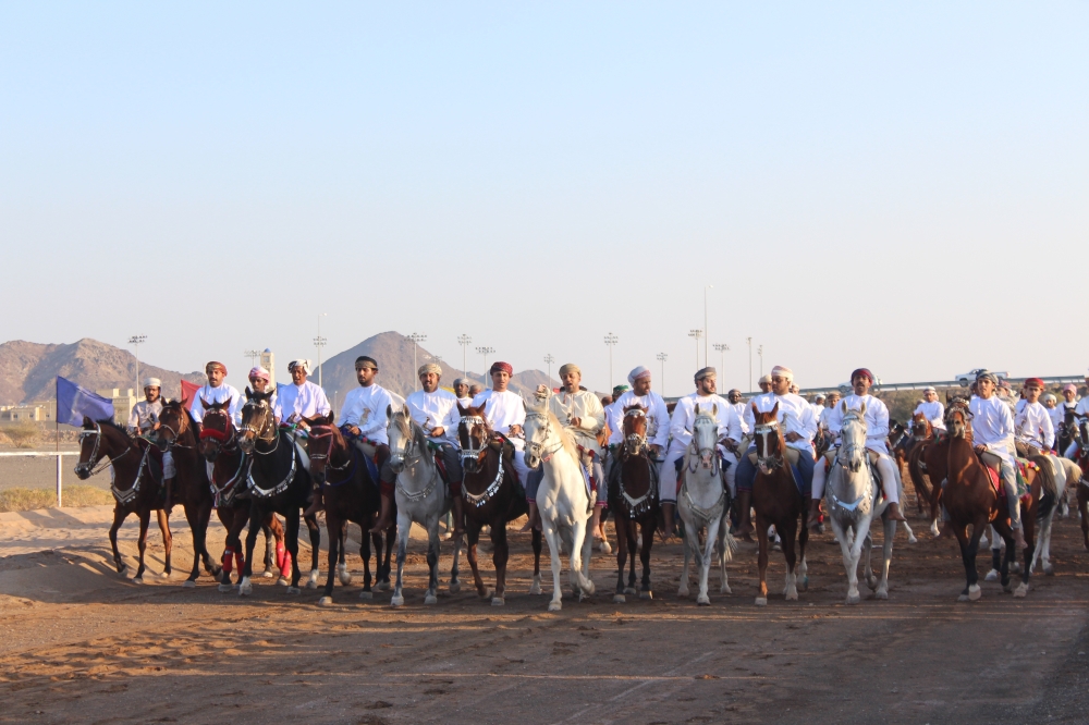 المشاركون في عرضة الخيل