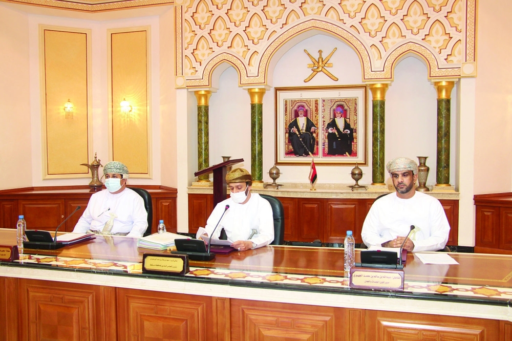 محافظ مسقط أثناء ترؤسه الاجتماع