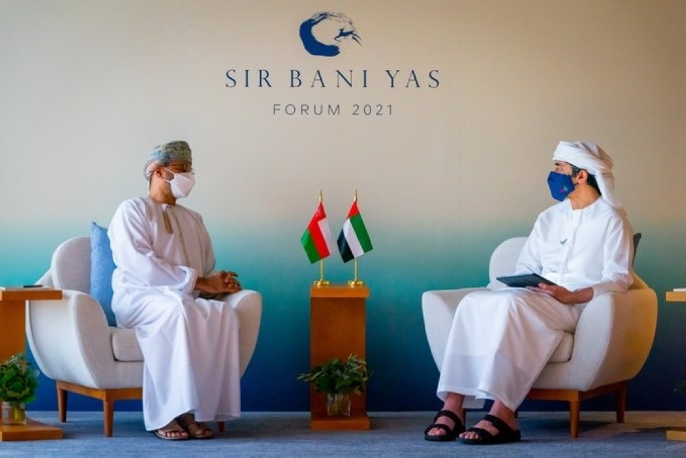  بدر بن حمد اثناء لقائه مع عبدالله بن زايد 