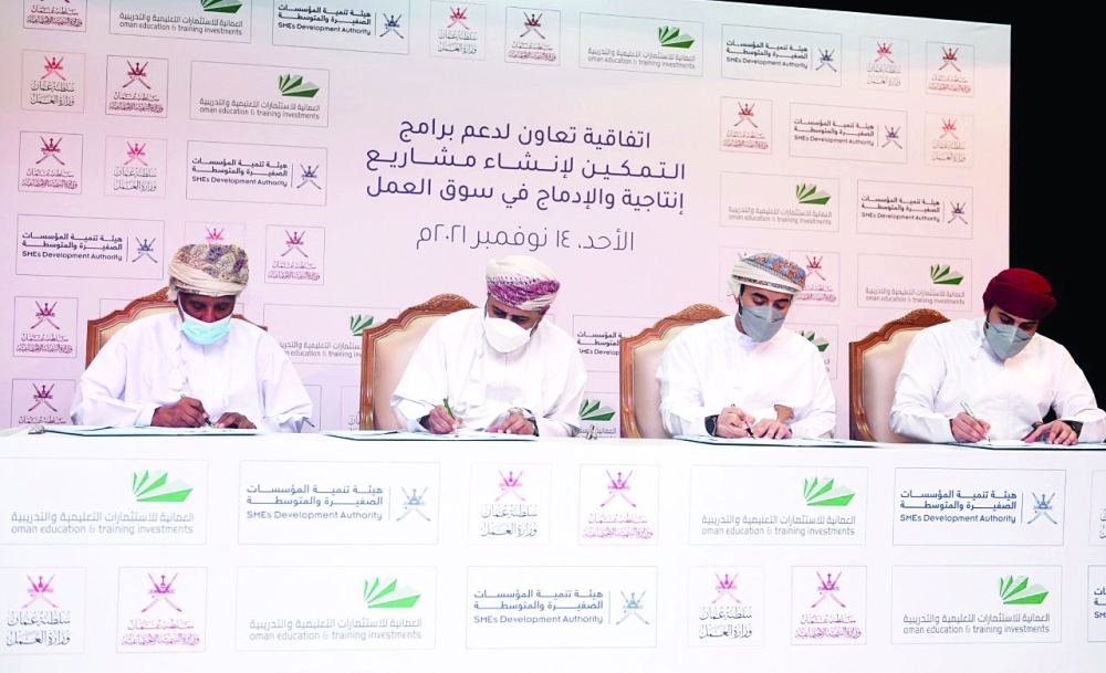 جانب من التوقيع 