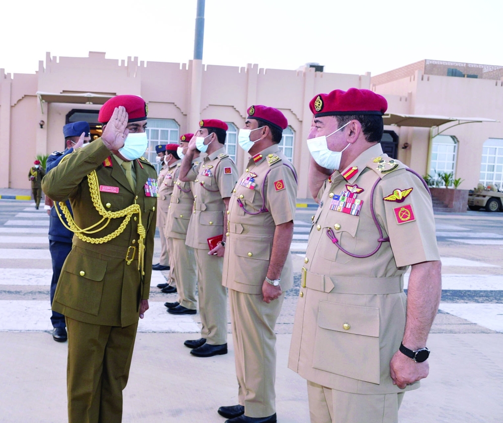  قائد الجيش لدى توجهه إلى دولة الامارات