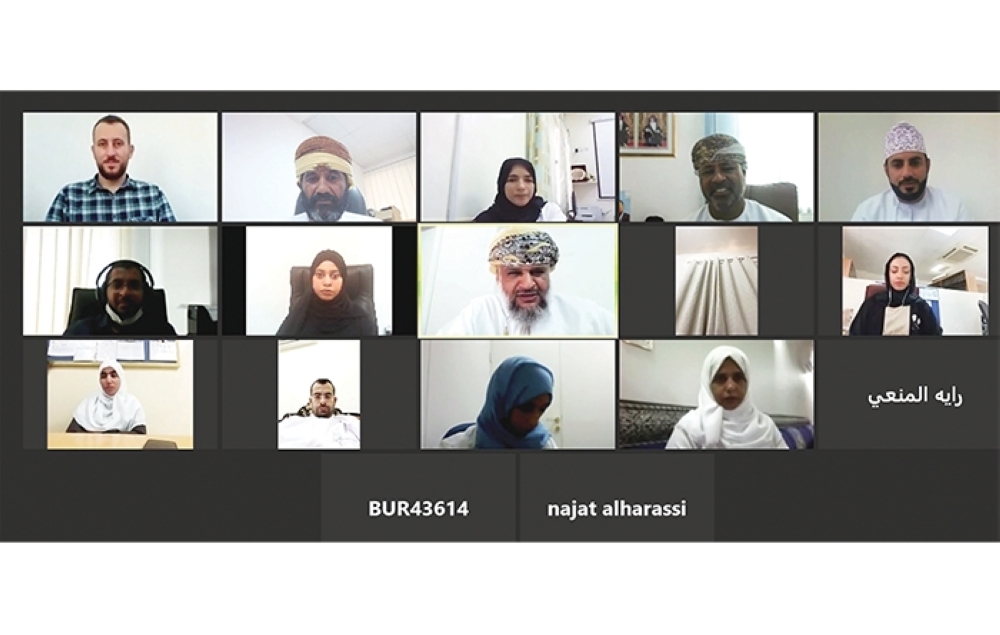 المشاركون في دورة لغة الإشارة عن بعد