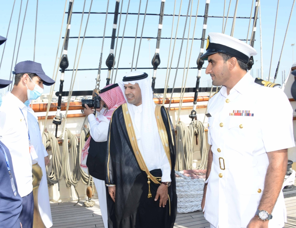  لدى وصل سفينة شباب عمان ميناء 