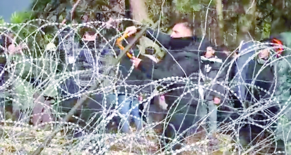 يستخدم المهاجرون قواطع الأسلاك لقطع الأسلاك الشائكة أثناء محاولتهم عبور حدود بيلاروسيا / بولندا بالقرب من كوزنيكا بيالوستوكا ، بولندا .رويترز