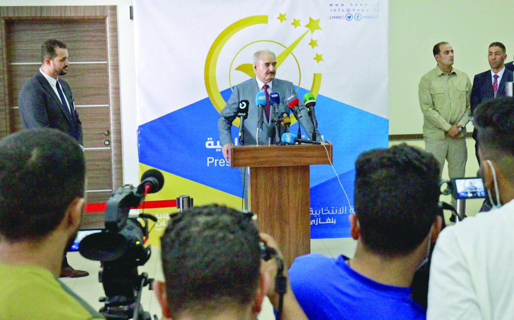 خليفة حفتر خلال مؤتمر صحفي في بنغازي، امس.     ا ف ب