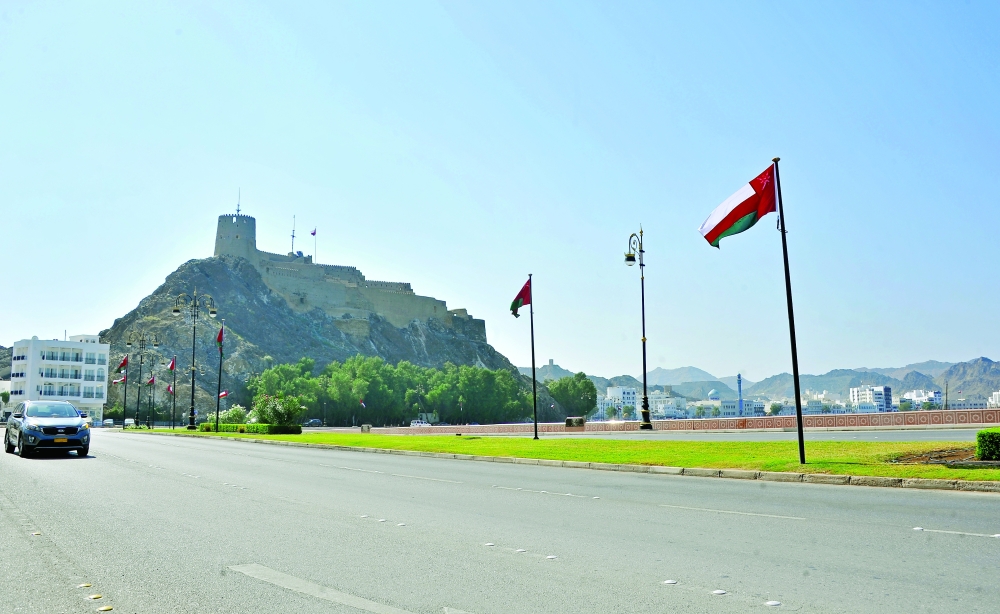 أعلام سلطنة عمان ترفرف في الشوارع احتفالا بالعيد الوطني
