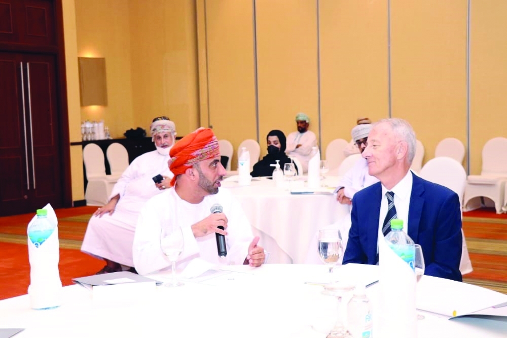 خلال لقاء الوفد بمسؤولي غرفة صحار 