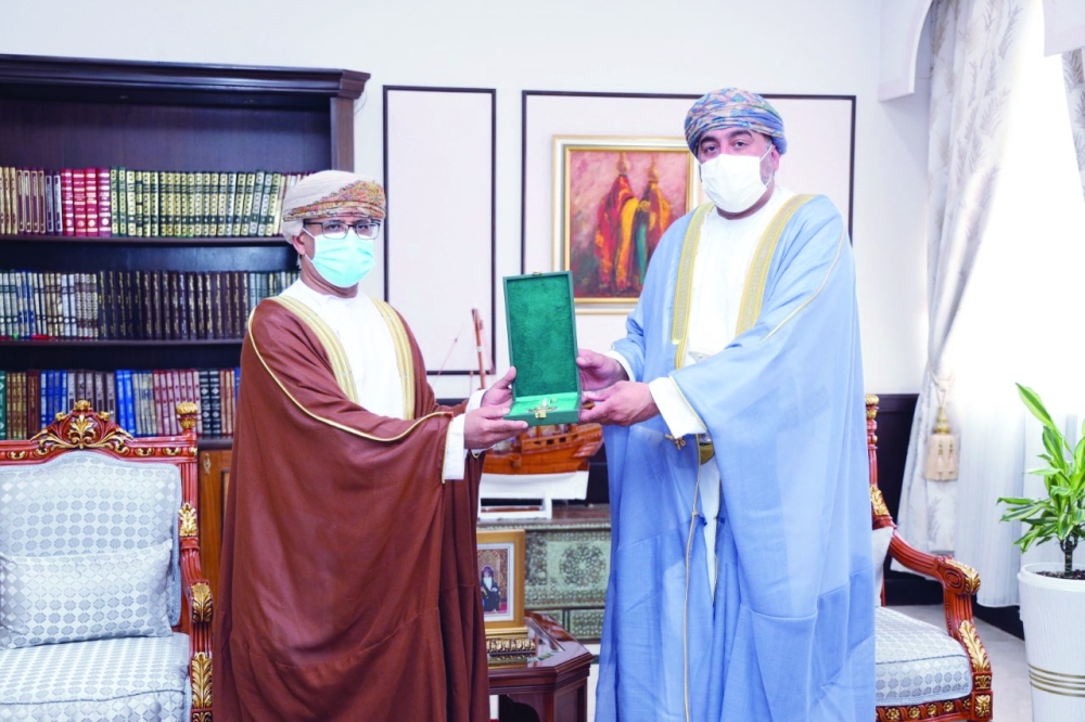 السيد سعيد البوسعيدي يكرم حسن المطروشي