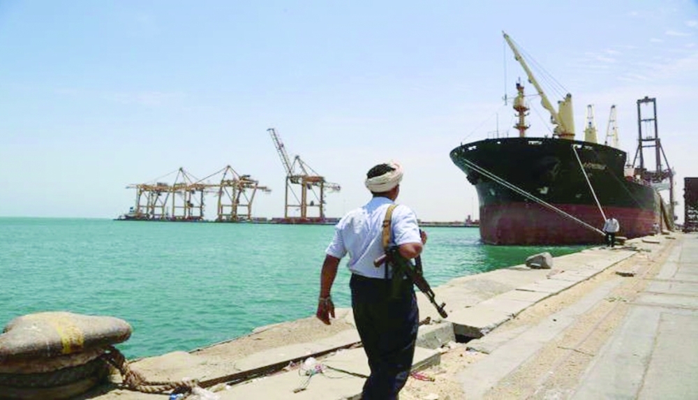 مسلح يسير بالقرب من ميناء الحديدة.