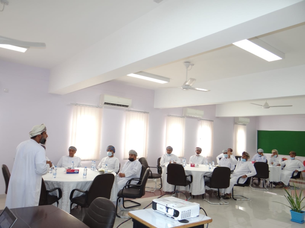 من حضور التعريف بمنظومة الأداء في السويق والخابورة