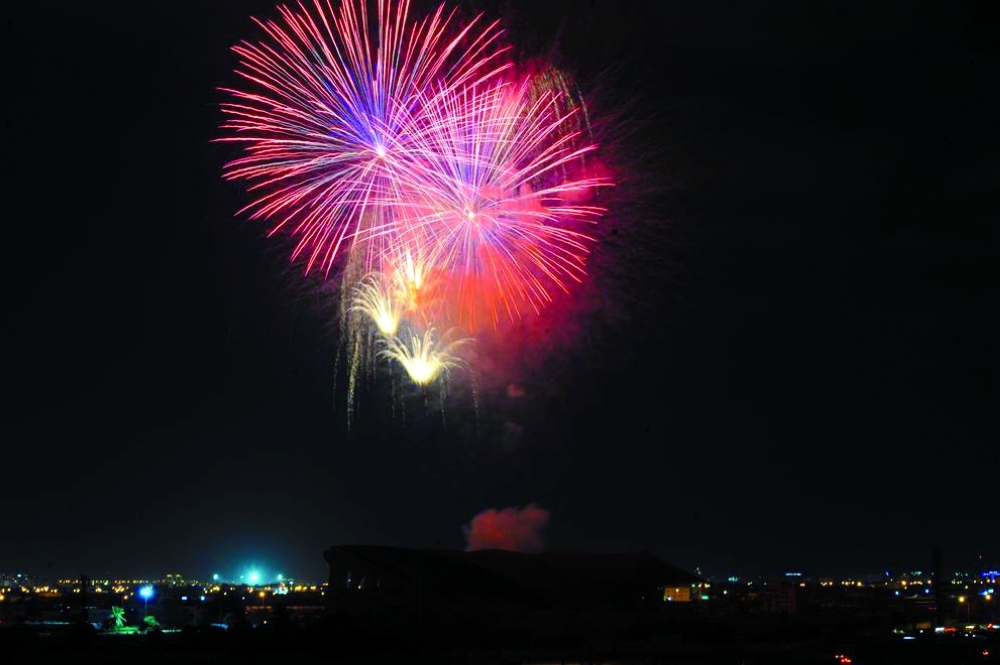 الألعاب النارية في ليل صلالة مساء أمس ابتهاجا بالعيد الوطني  "العمانية" 