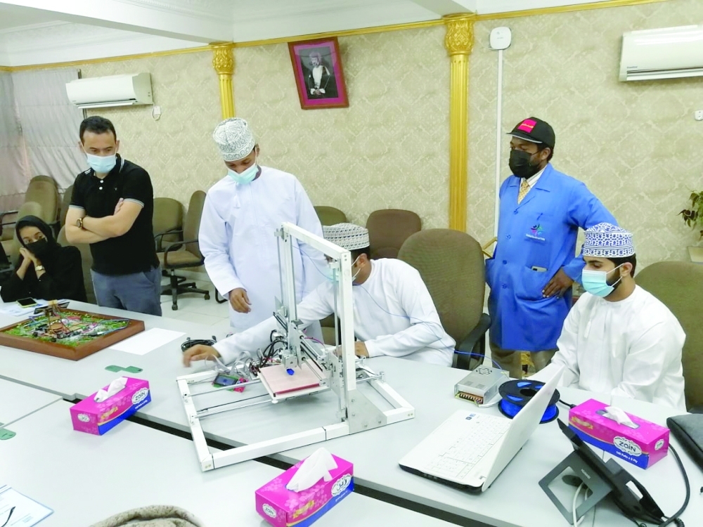 مشروع طلاب الكلية المهنية الطابعة ثلاثية الابعاد