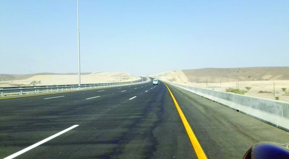 طريق الباطنة السريع بين ولايتي صحم وصحار