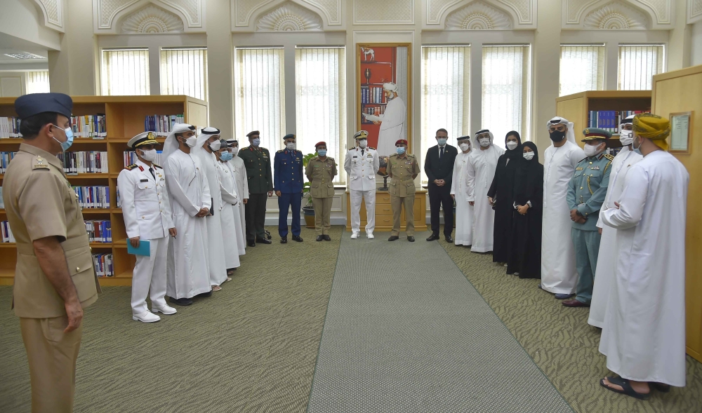  الوفد يطلع على أقسام الكلية 