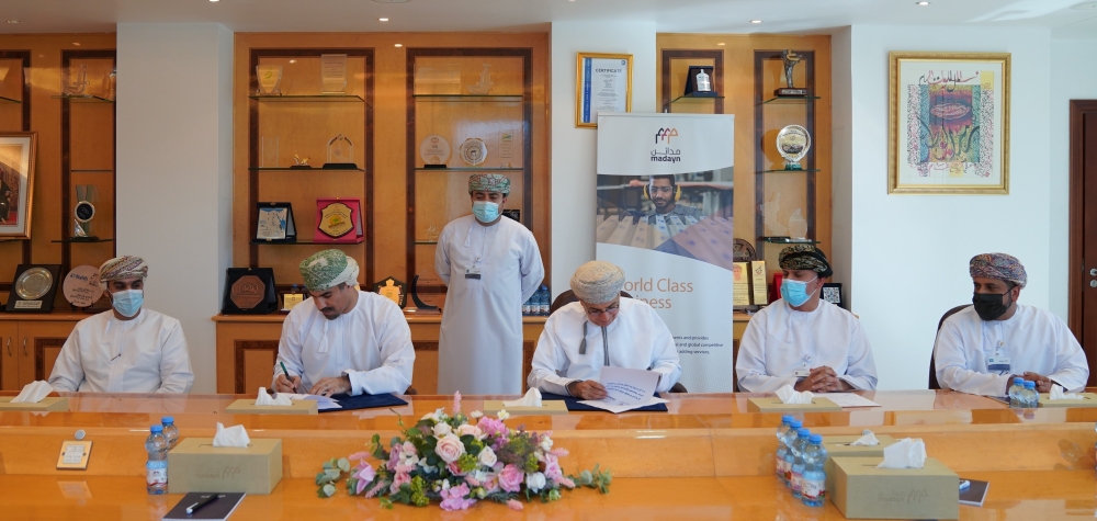 جانب من التوقيع