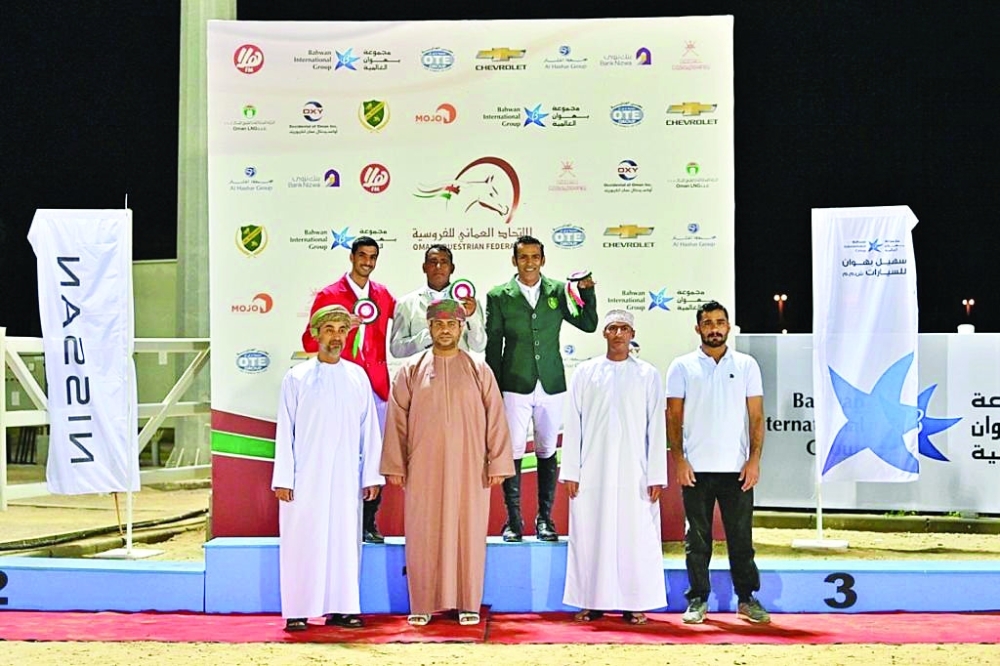 تتويج الفائزين بالمراكز الأولى