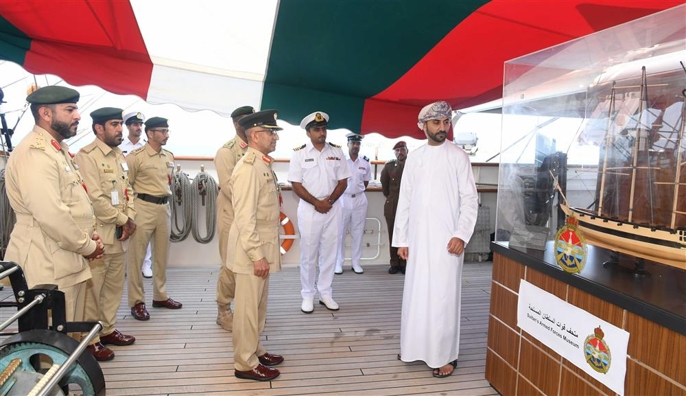 ويطلع على مقتنيات السفينة 