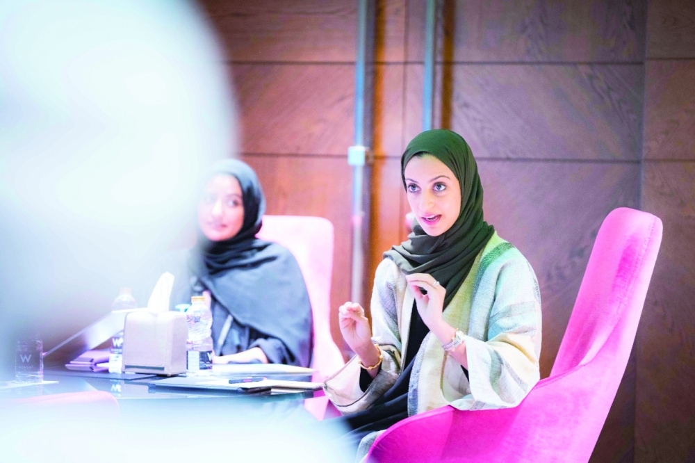 تفاعل الفتاة العمانية في حلقات الشباب