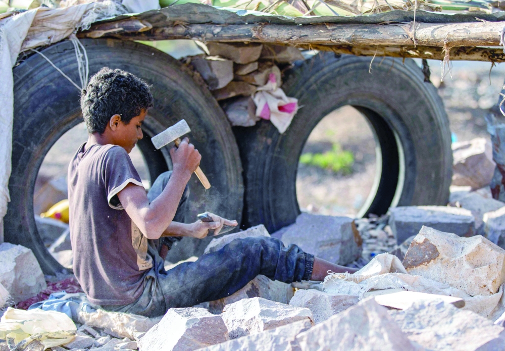 طفل يعمل في ورشة للحجارة في مدينة تعز الثالثة في اليمن وسط ظروف اقتصادية مزرية في ظل الحرب الطاحنة.أ.ف.ب