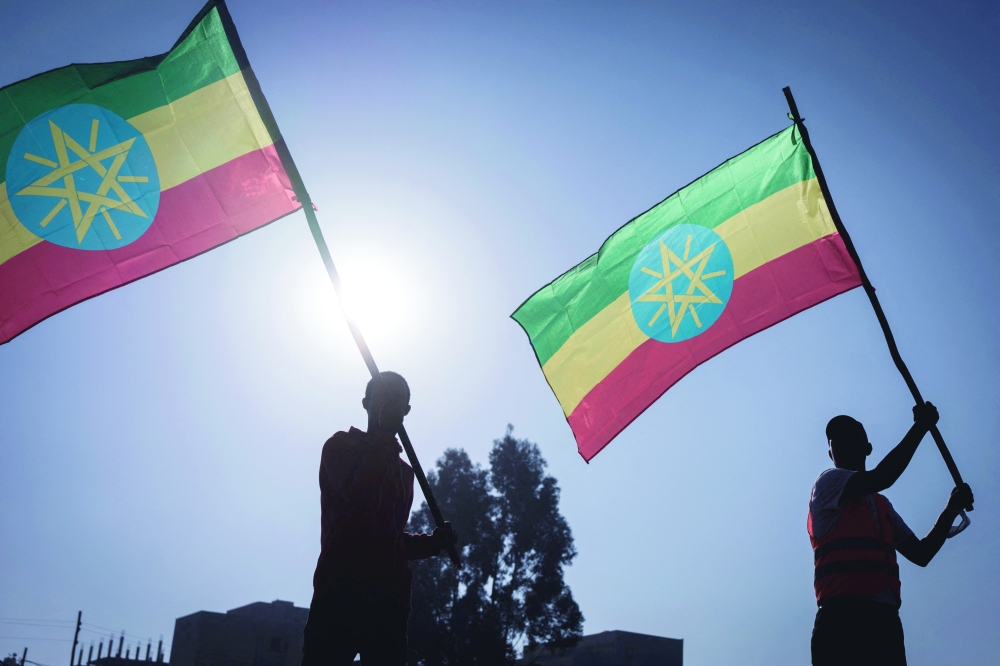 عسكريون مستجدون ينضمون إلى قوات الدفاع الوطني الإثيوبية خلال عرض عسكري في أديس أبابا، امس.             ا ف ب 