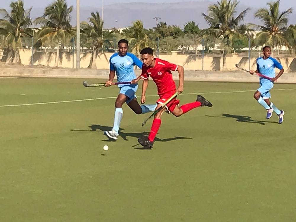 لاعب ظفار يحاول الانطلاقة