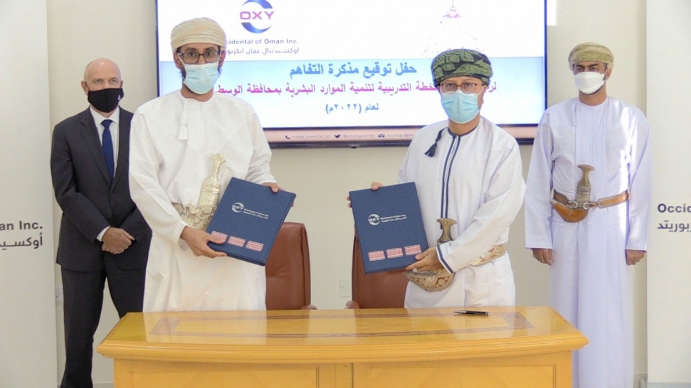 أثناء توقيع مذكرة التفاهم