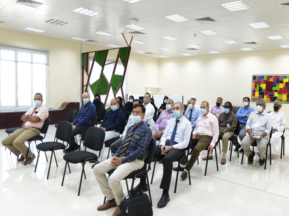 جانب من اللقاء مع أعضاء الهيئة التدريسية في فرع الجامعة بصحار