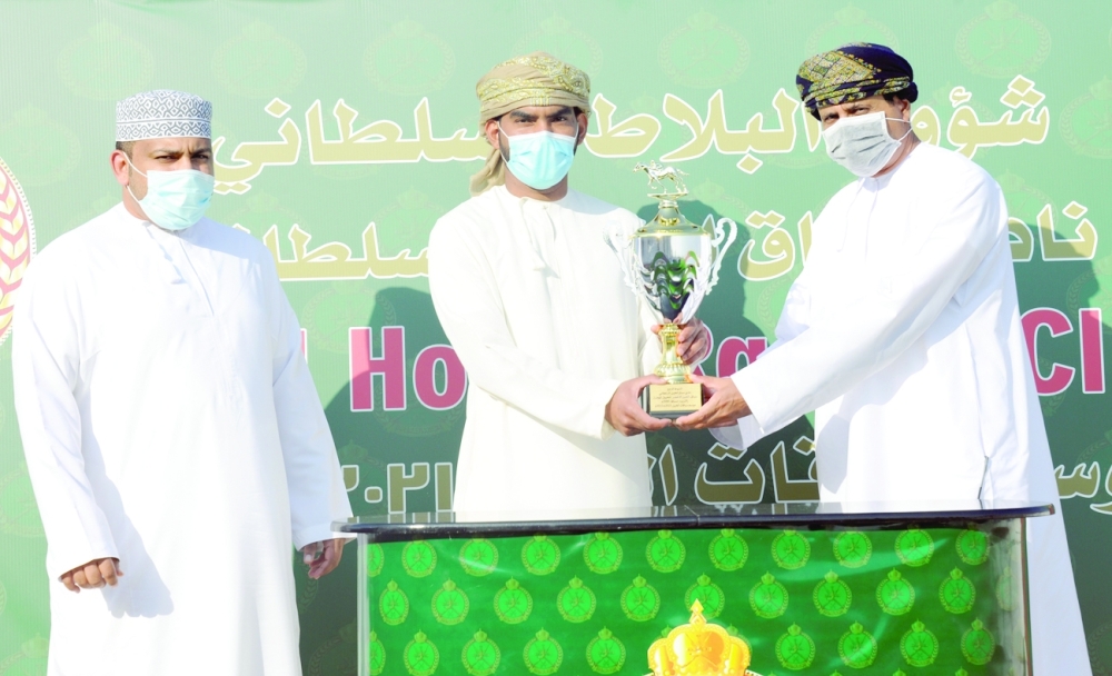 تتويج الفائزين بالمراكز الأولى