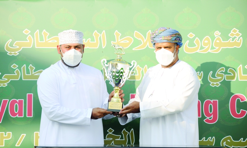 تتويج الفائزين بالمراكز الأولى